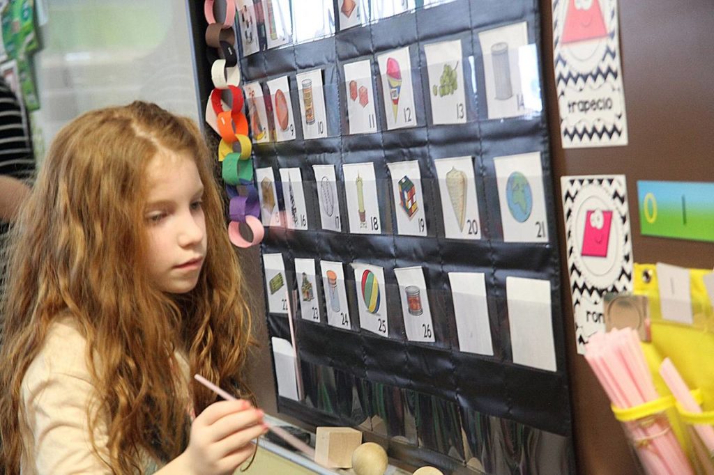 Kindergartener Leah Grunwell counts items in Spanish on a calendar at Parkview Elementary school in Valparaiso, Ind., which has been awarded a grant for dual-language immersion classes. Photo: Tony V. Martin/The Times of Northwest Indiana/Associated Press